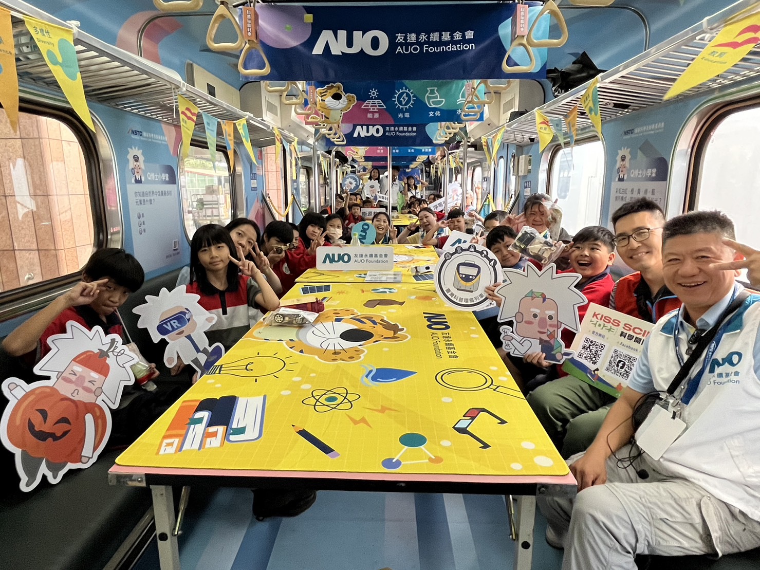 永續基金會參與「臺灣科普環島列車」，設計基礎科學車廂課程，以「淨零碳排和永續能源」為主題，讓學生透過創意實驗認識淨零知識，以及思考生活中的減碳行為