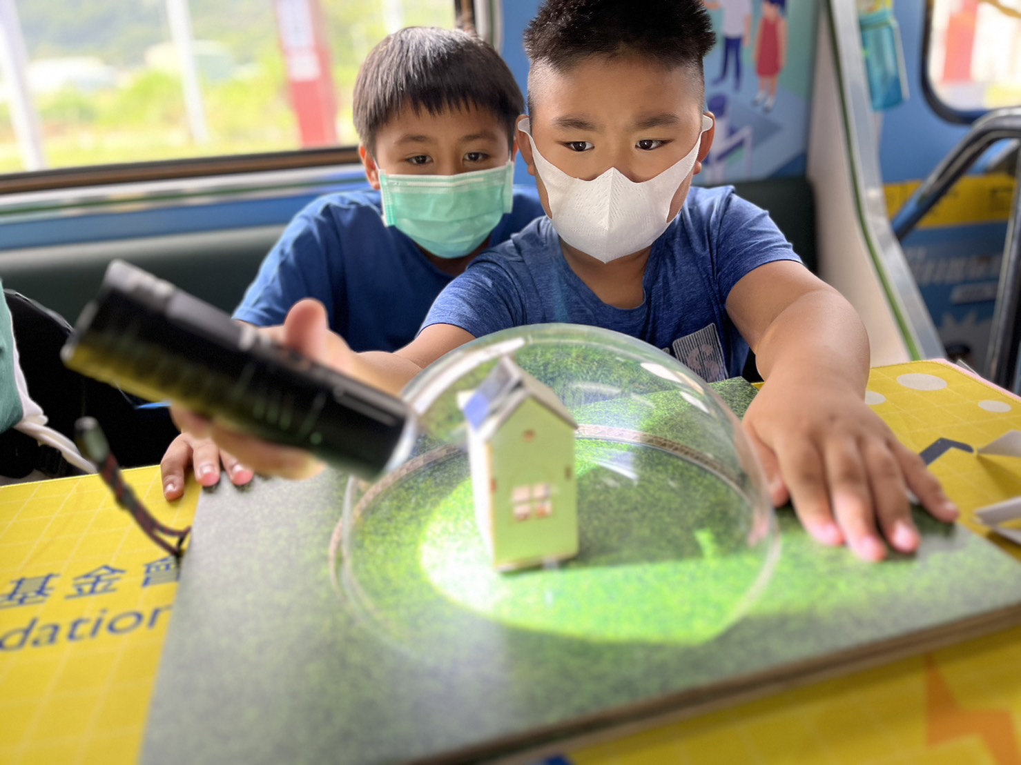 參與基礎科學主題車廂，以STEAM教學精神，設計「逐日科學家」、「太陽能工程師」以及「淨零建築師」三大能源科普課程和實驗