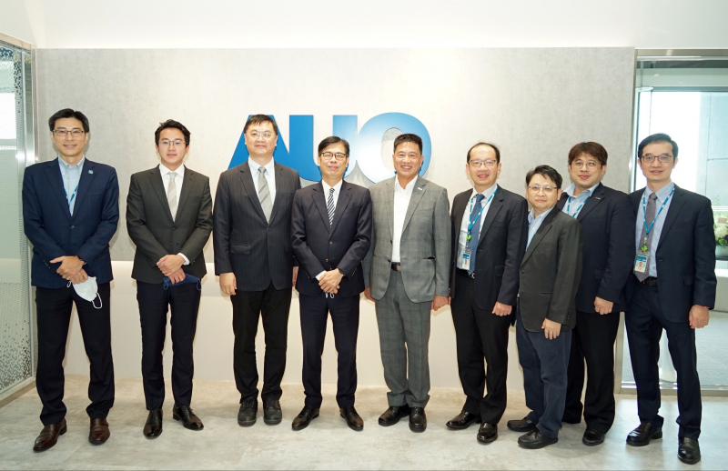 光電前進亞灣成立「AUO解決方案研發中心」，作為多元場域解決方案研發及試驗場域（圖中左為高雄市長陳其邁、圖中右為光電董事長彭双浪）